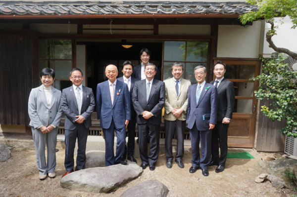 兵庫県梅谷理事、小西県議、市長、バリューマネジメント他力野代表取締役、NOTE藤原理事、石破大臣、NOTE金野代表理事、兵庫県金沢副知事、NIPPONIA趙総支配人が並ぶ集合写真