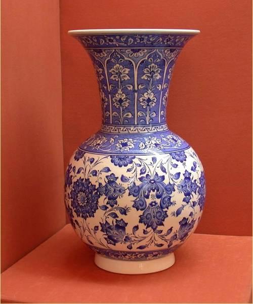 下地が白色で青色の花が描かれた壺の写真