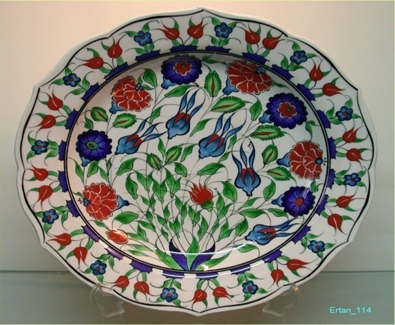 赤色や青色の花がたくさん描かれた陶芸のお皿の写真