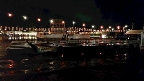 舞台の周りは真っ暗で人がいない写真