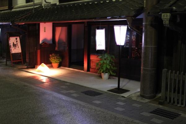 河原町の一軒の家の前に置かれた山の形をしたあんどんを飾っている街並みの写真