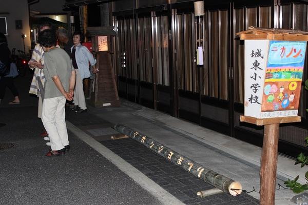 城東小学校の人が作成した行灯の近くに数人の方が話をしている写真