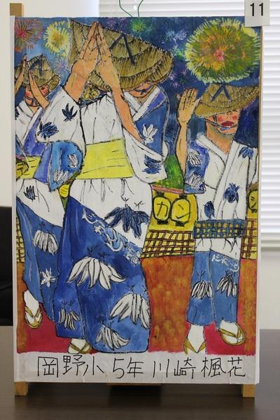 夜空の花火の祭り会場でデカンショ踊りを踊っている数人を描いたポスターの写真