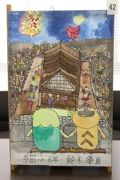 夜空の花火をバックにデカンショ祭りをみている「まるいの」と「まめりん」の後ろ姿をかいたポスターの写真