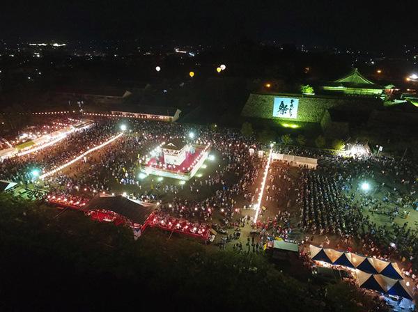 ライトアップされた夜のデカンショ祭りの全体の様子を上空からうつした写真