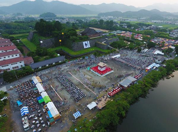 デカンショ祭の風景を上空から全体を撮影している写真
