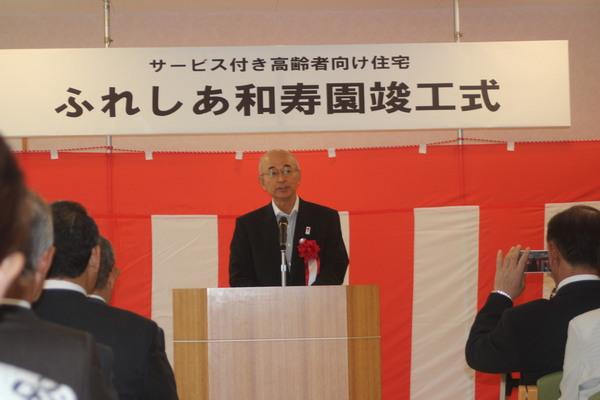 紅白幕の前に立ち参加者達の方を向いて話をしている市長の写真