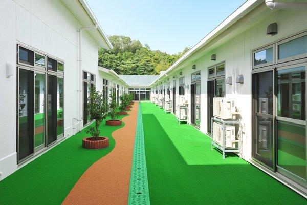 外に人口芝生の通路がある写真