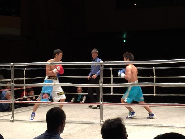 角谷 淳志選手と油田 京士選手が向かい合っている試合の写真