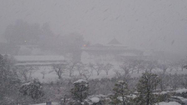 大雪で外が吹雪いており、真っ白で市長室からお城が薄っすらとしか見えない様子の写真