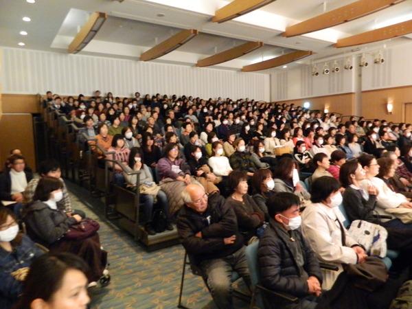 観客席が満員になっている様子の写真