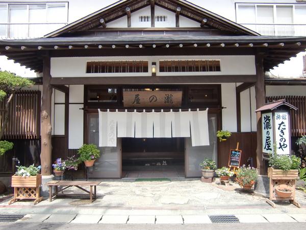 入り口には鉢に植えられた花が置かれている瀧の屋の外観変更後の写真