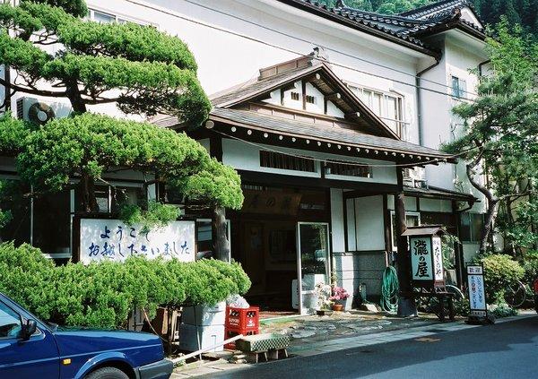木々に覆われた瀧の屋の外観を変更する前の写真