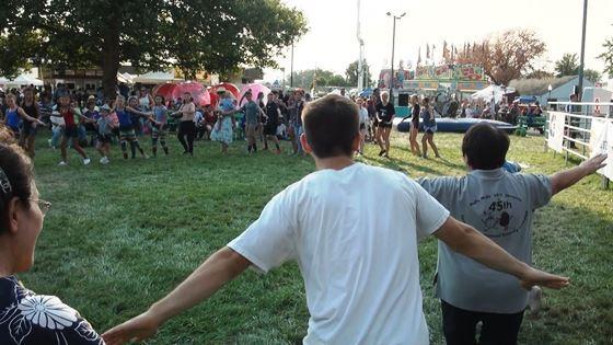 手でリズムをとり踊っている交流会の様子