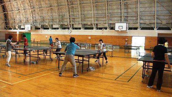 体育館で卓球が行われている写真