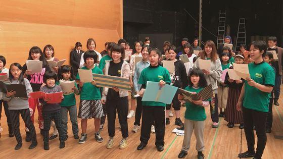 歌の練習をしている人々の写真