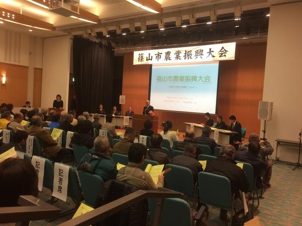 篠山市農業振興大会で市長が挨拶をしている写真