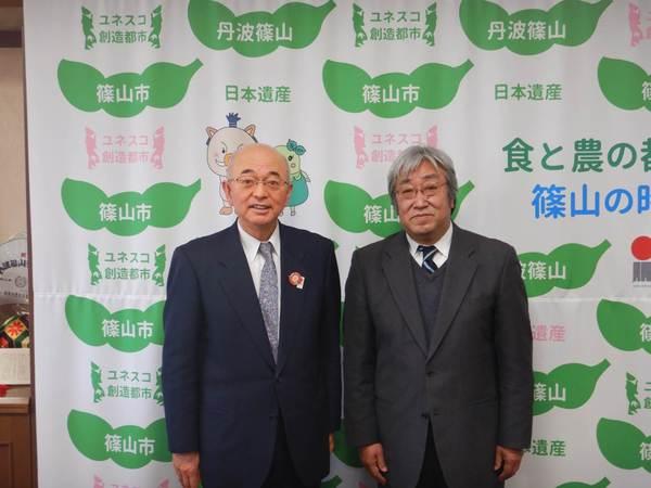 酒井市長と山口 俊一神戸地方気象台長が2人並んで立っている写真