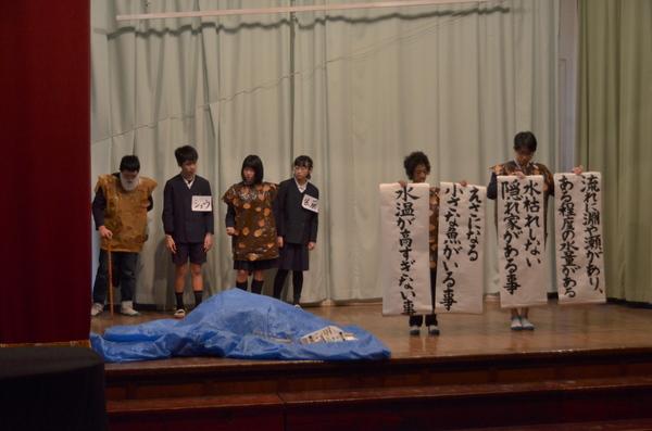 オオサンショウウオの寸劇をしている子供たちの写真