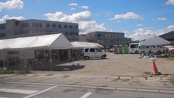 岡山県倉敷市のテントや仮設トイレが置かれている派遣現場の様子の写真