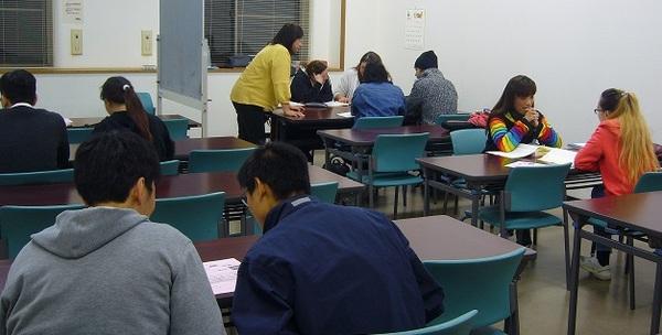 10名ほどの外国の方々が2人ずつ椅子に座って話をしている写真