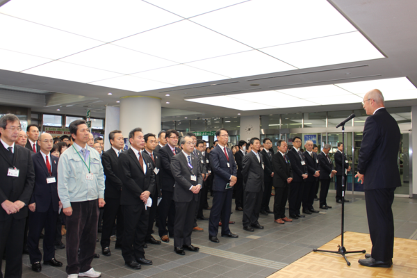 ロビーで市長の年頭挨拶を聞いている職員の写真