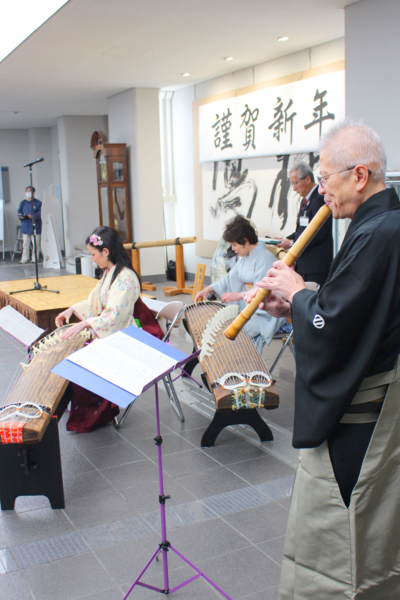 尺八と琴の演奏をしている方々の写真