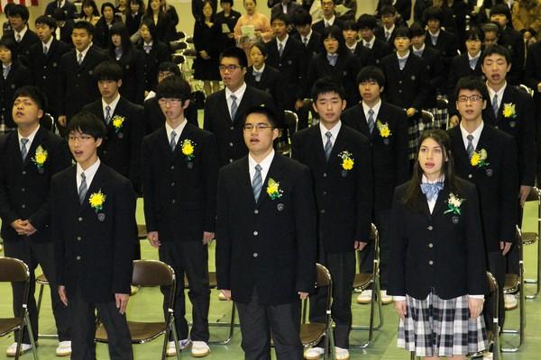 篠山東雲高校の卒業式で卒業生たちが、立って発言している写真