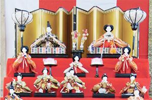 3段目までが見えるひな人形の写真