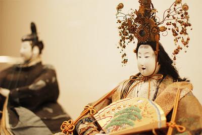 落ち着いた色合いのお内裏様とお雛様の人形の写真