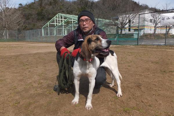 細見 敏之さんとがMIX犬（薩摩ビーグル） サツマ 5歳のオスと一緒に座って記念撮影写真