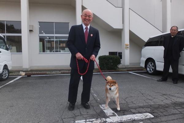 市長が飼っているサル追い犬 アツを赤いリードでつなぎ一緒に記念撮影写真