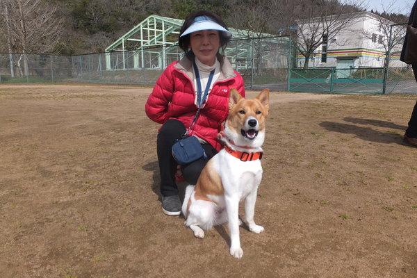岡本 節美さんがMIX犬 きなこ 1歳のメスと一緒に座って記念撮影写真