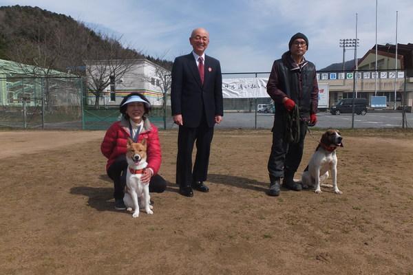 市長が2組の認定された犬と一緒に記念撮影写真