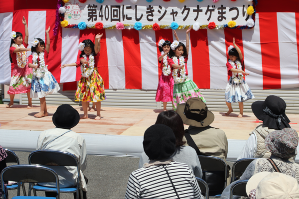 舞台の上で女の子たちがフラダンスを踊っている写真