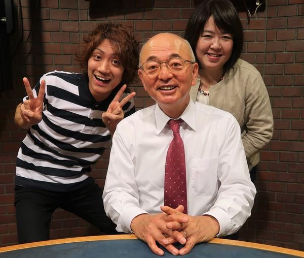 真ん中に市長が座っており左側にピースサインをした要さん、右側に伊藤たかえさんが立っている写真