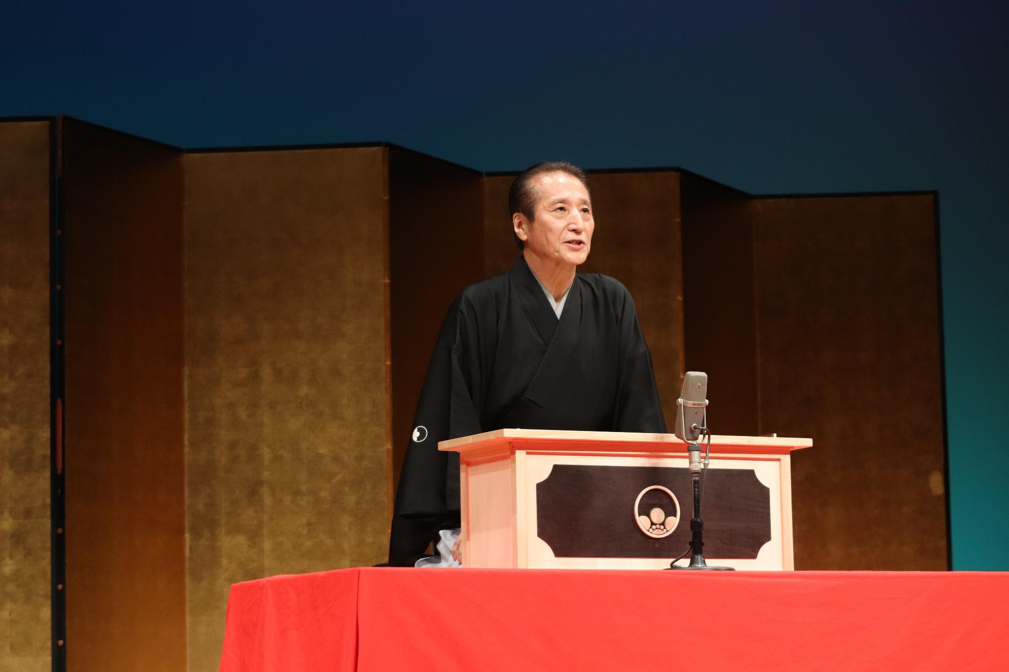 講談師が高座で講談をしている