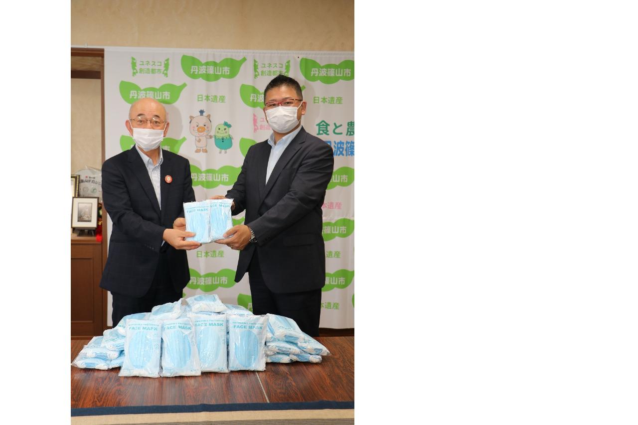 アヌシ西口社長と酒井市長がマスクを手にとっている