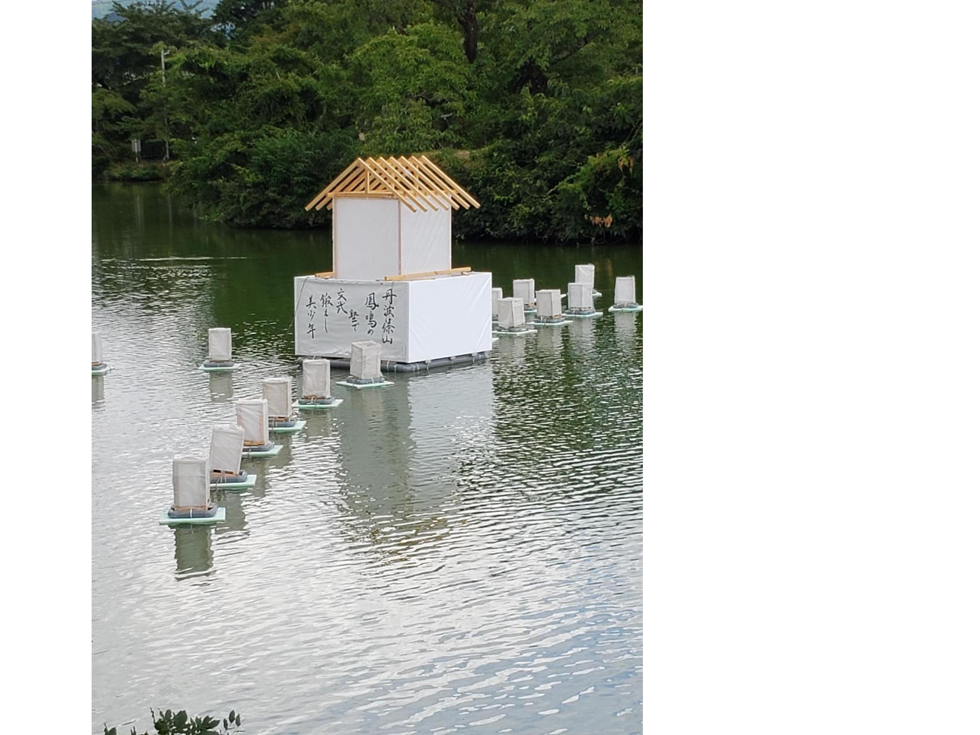 お堀に浮かぶ行燈