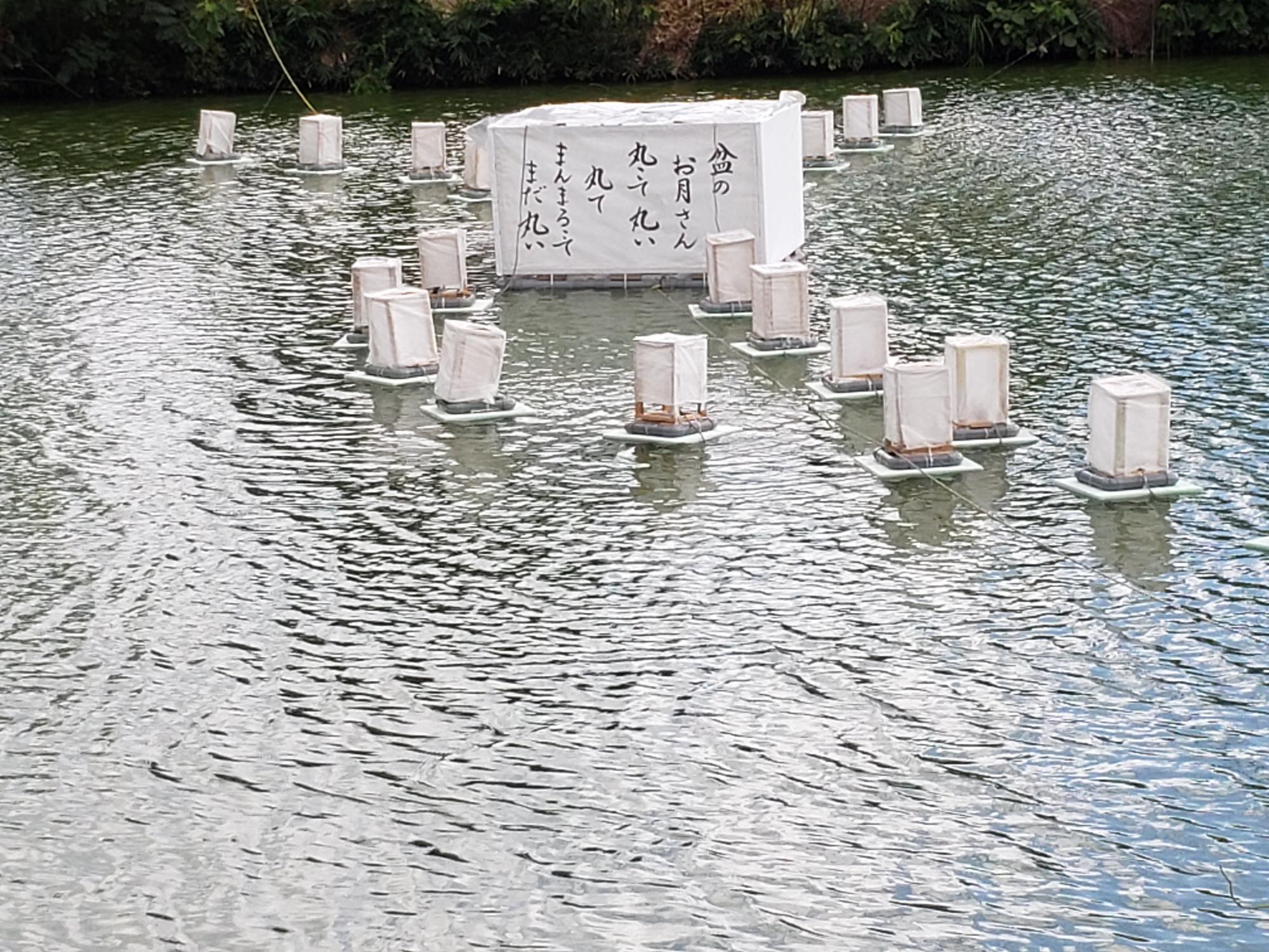 お堀に浮かぶ行燈