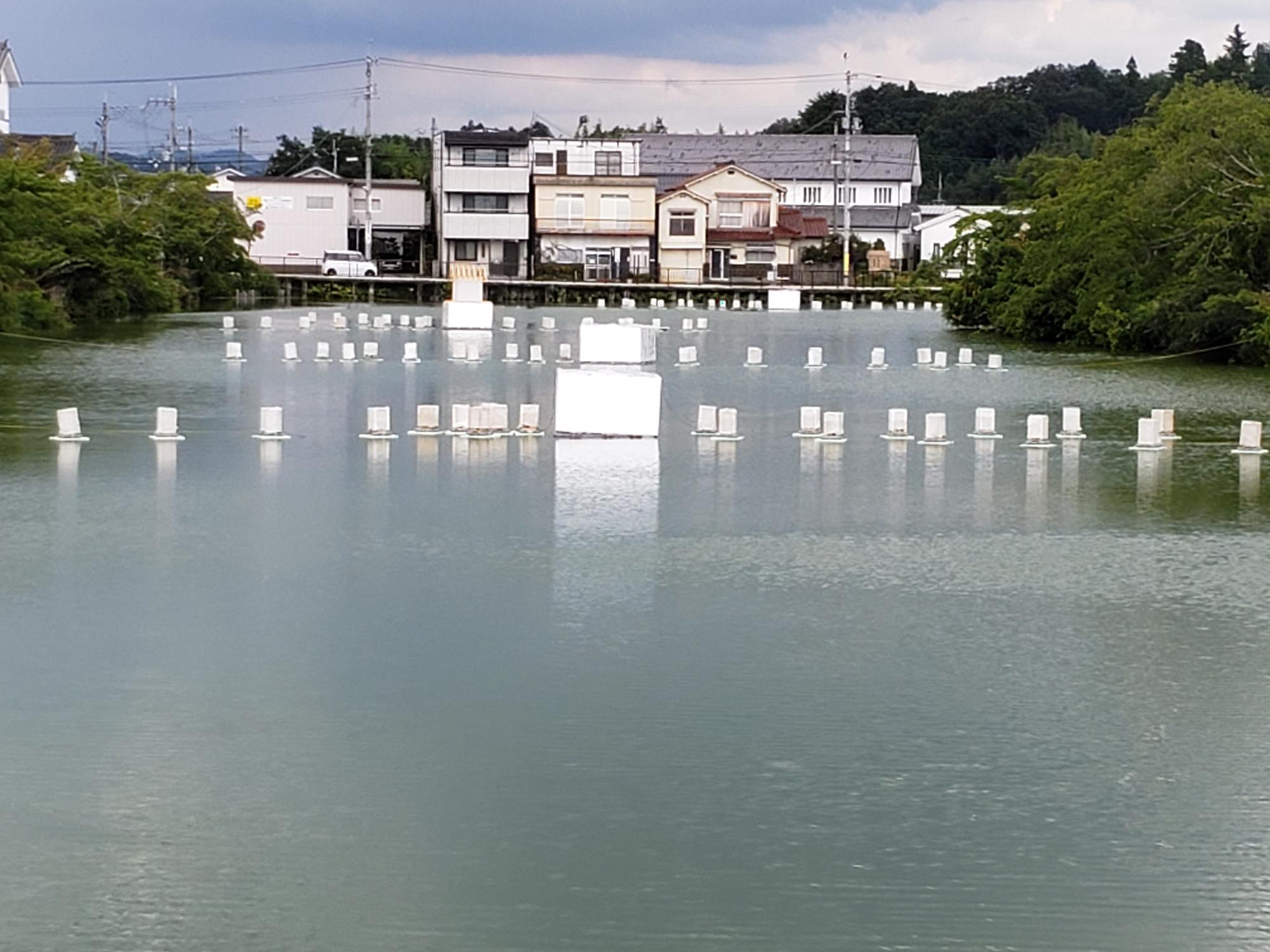 お堀に浮かぶ行燈