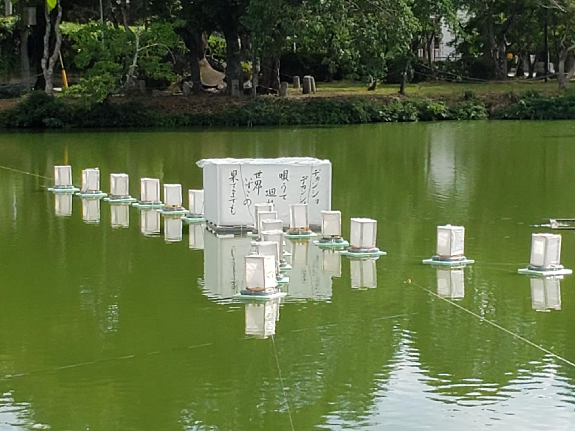 お堀に浮かぶ行燈