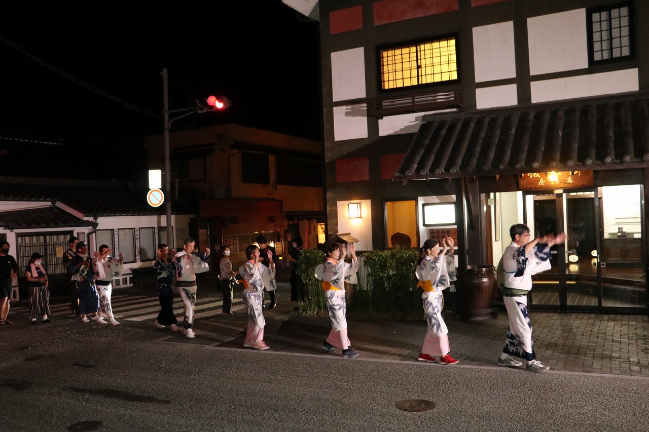 二階町で踊るあかまっちゃん、デカンショ節保存会の皆さん、沿道には応援にかけつけた市民の皆さん