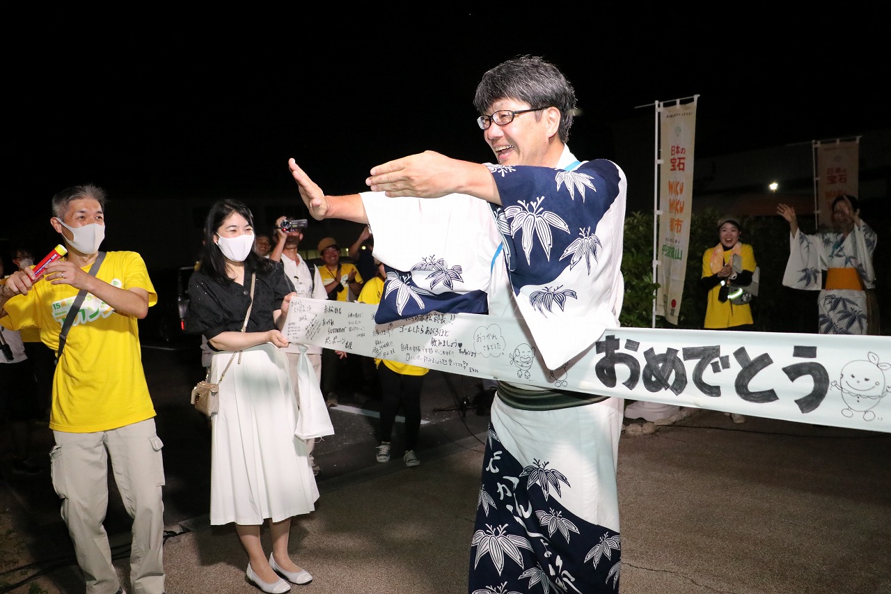 ゴールテープを切るあかまっちゃん