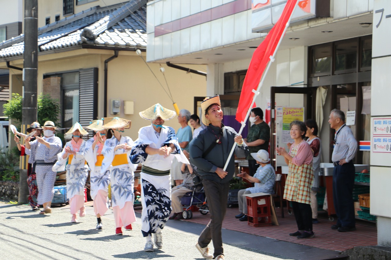 福住で踊るあかまっちゃん、保存会の皆さん、沿道で拍手する市民の皆さん