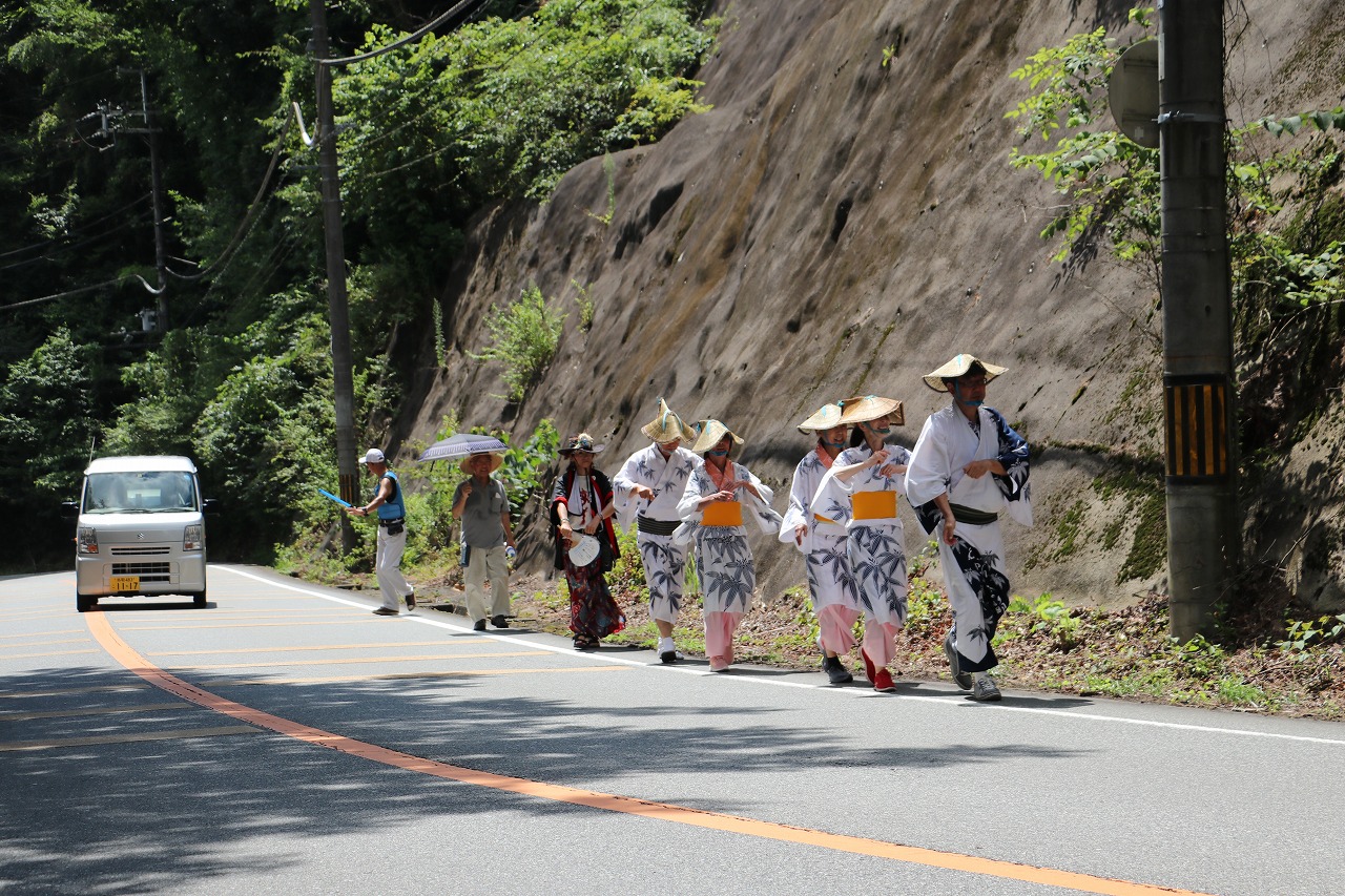 峠でデカンショを踊るあかまっちゃん、保存会の皆さん