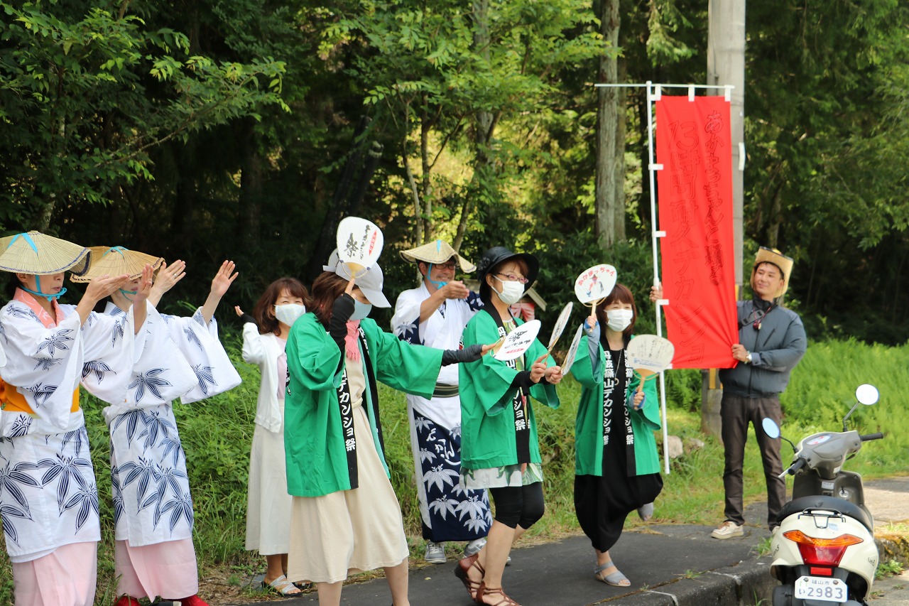 辻で踊るあかまっちゃん、保存会の皆さん、法被を着て応援にかけつけた市民の皆さん