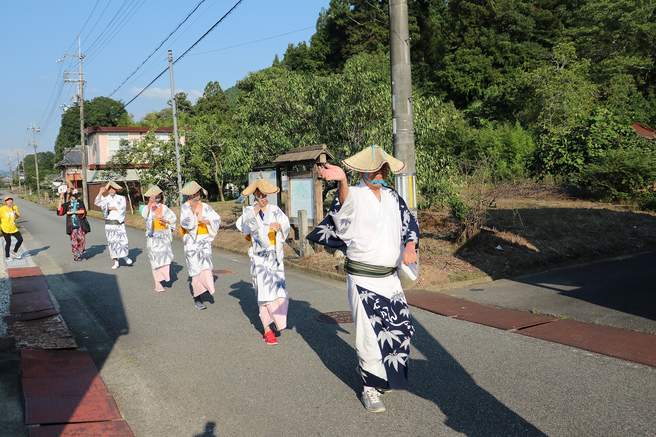 八上街道を踊るあかまっちゃん、デカンショ節保存会の皆さん