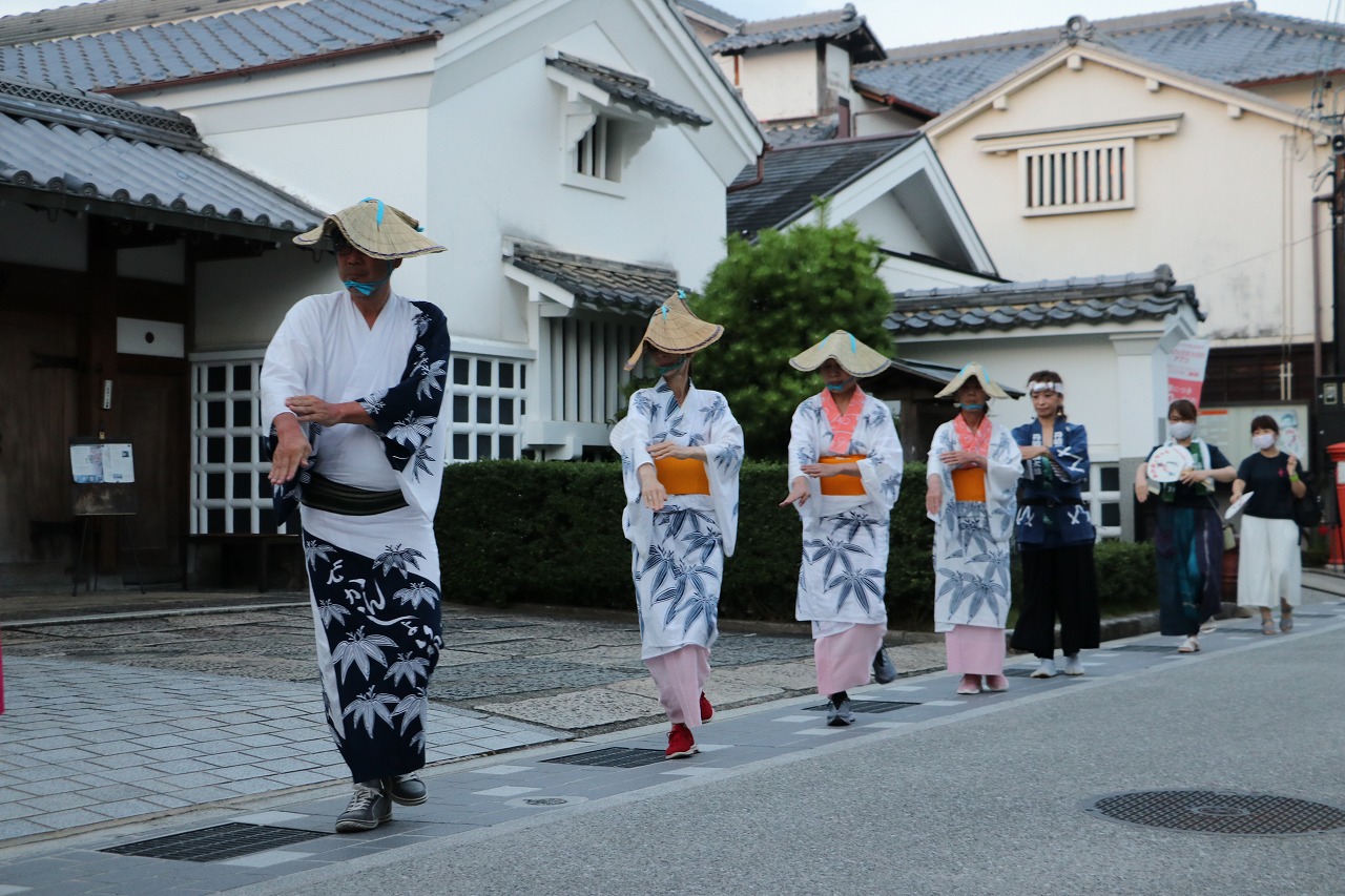 河原町を踊るあかまっちゃん、デカンショ節保存会の皆さん、沿道には応援にかけつけた市民の皆さん