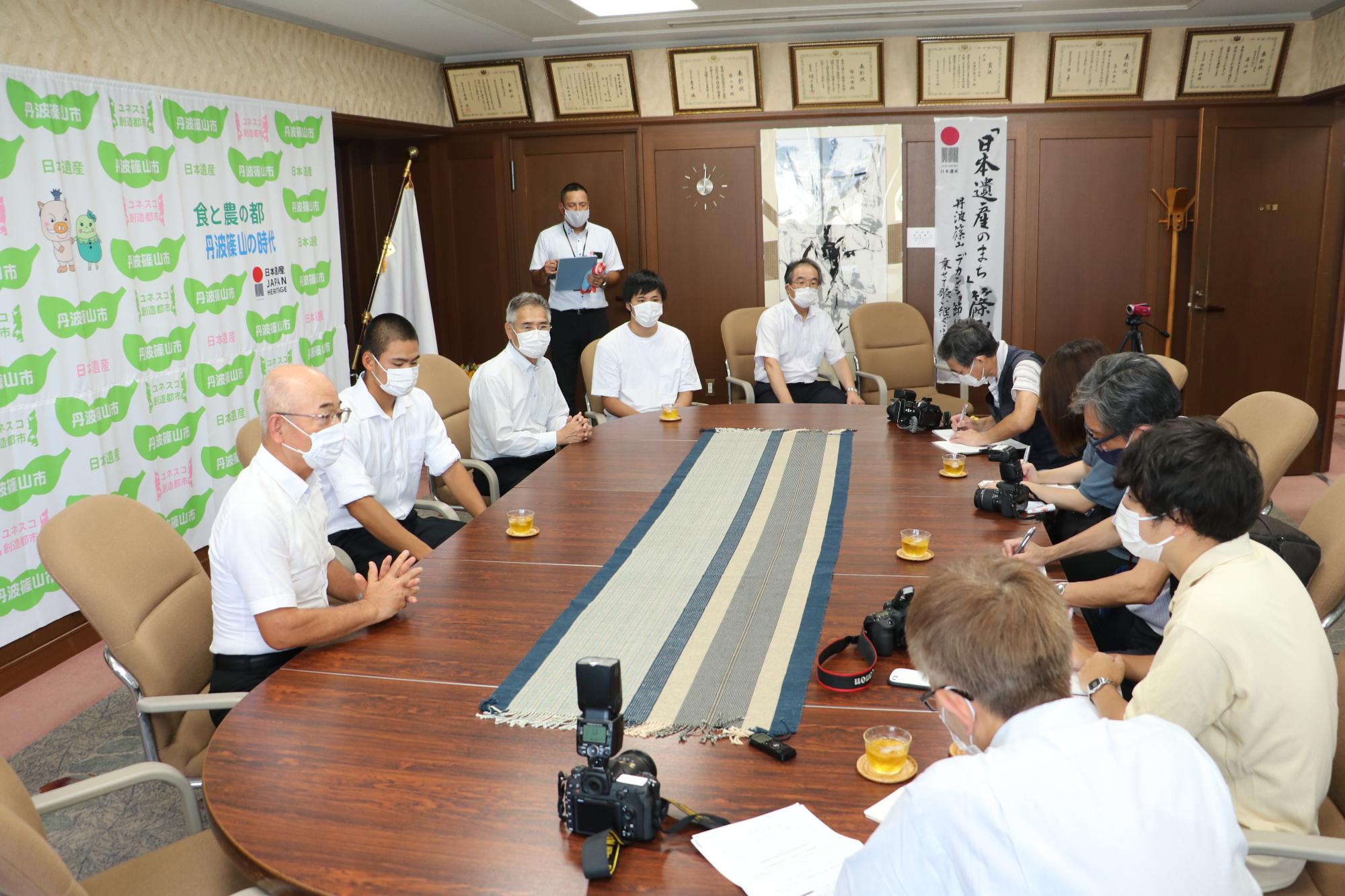 中森選手に新聞記者5人が取材している